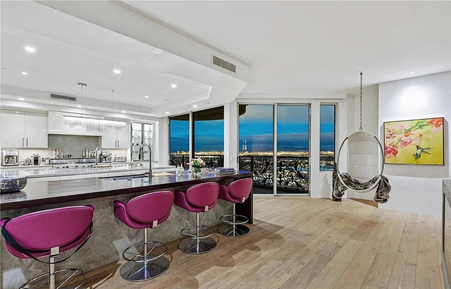 Luxurious Four-bedroom Penthouse *