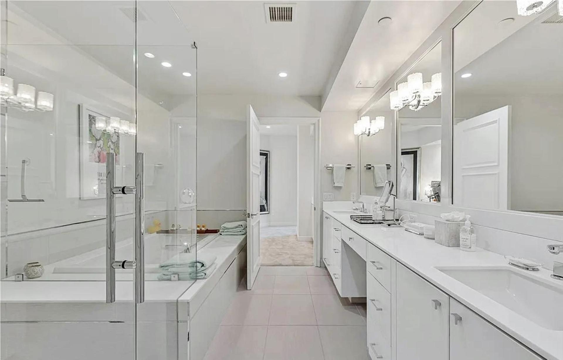 Luxurious Four-bedroom Penthouse Apartment